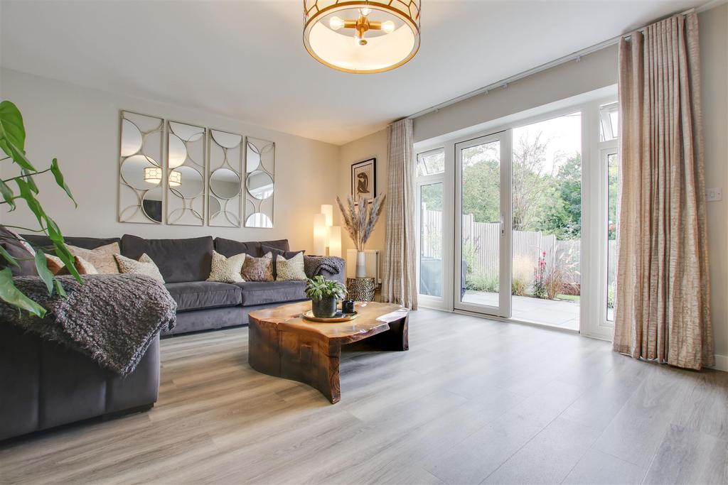 Old Oak Avenue, Goffs Oak, Waltham Cross 3 bed detached house £650,000