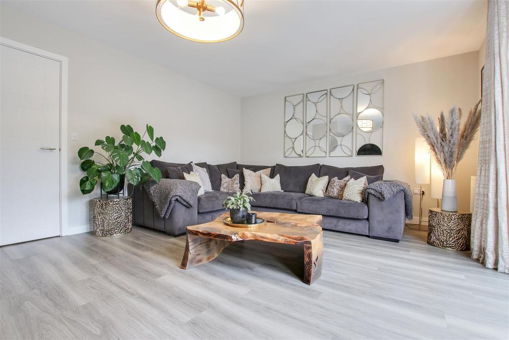 Old Oak Avenue, Goffs Oak, Waltham Cross 3 bed detached house £650,000