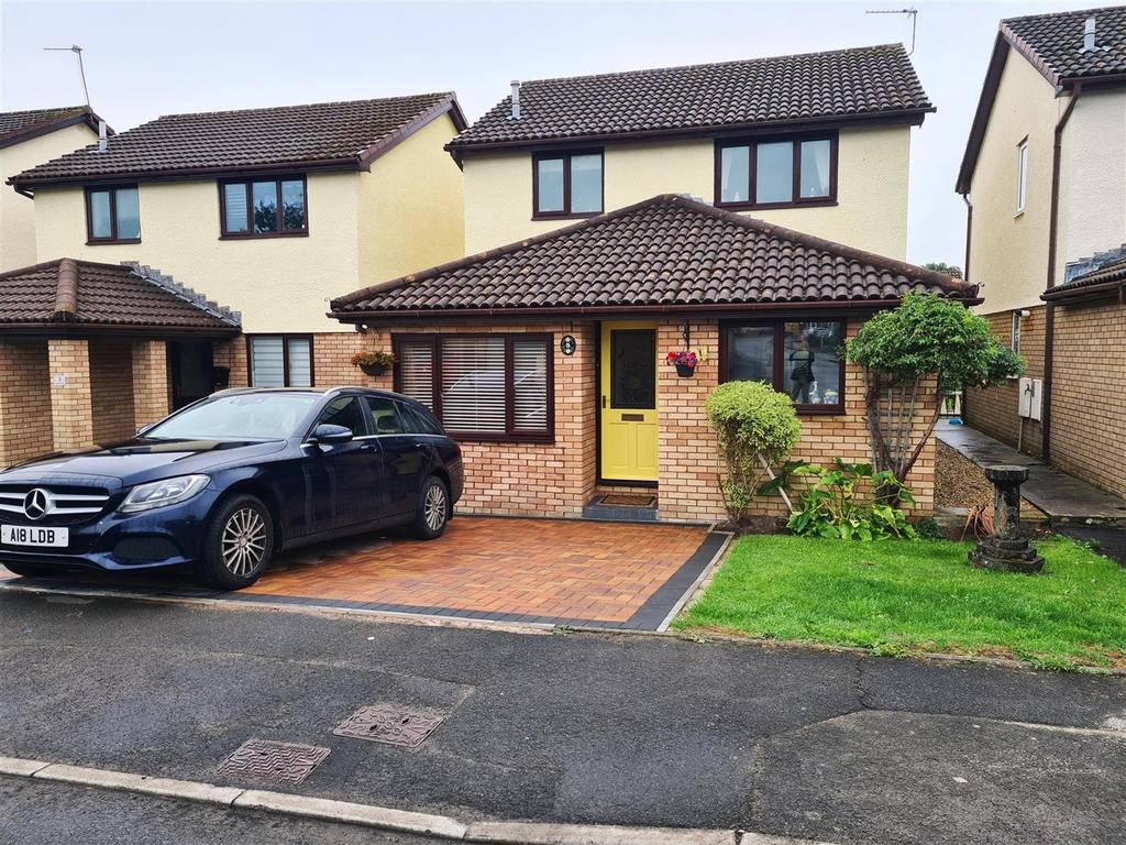 Woodstock Gardens, Pencoed, Bridgend, CF35 6ST 3 bed detached house £