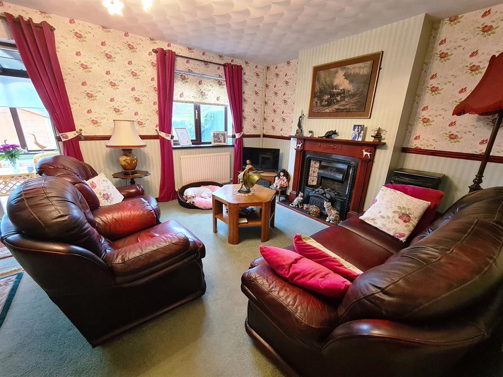 Woodstock Gardens, Pencoed, Bridgend, CF35 6ST 3 bed detached house £