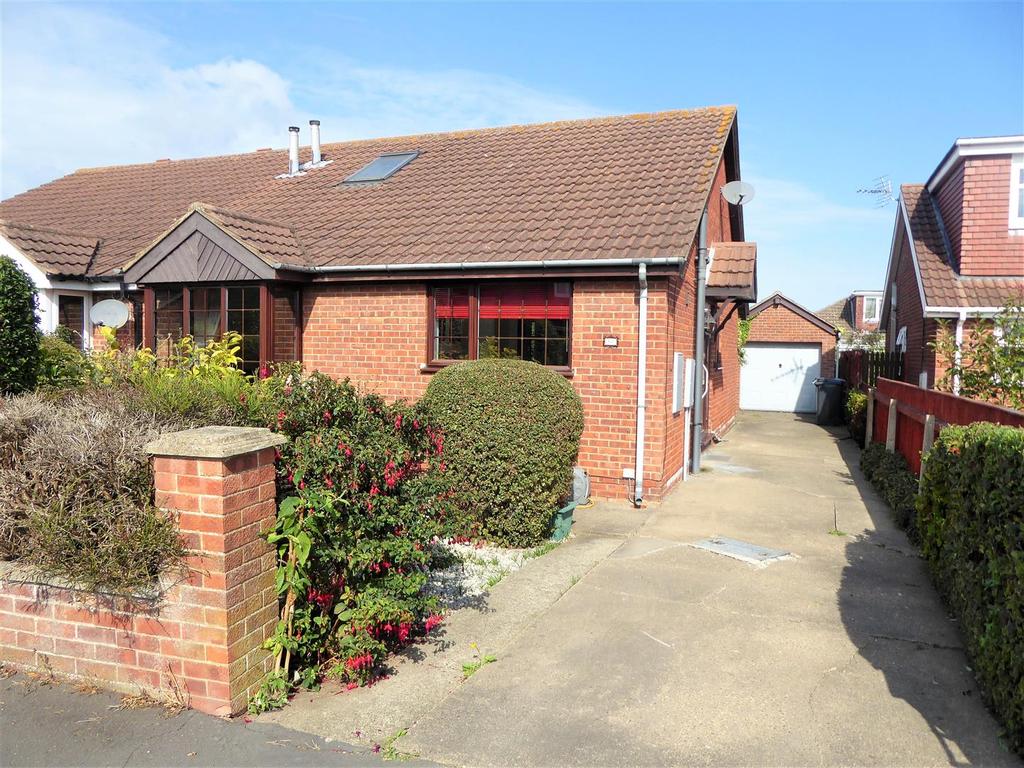 Evendine Court, HoltonLeClay... 4 bed semidetached bungalow £152,500