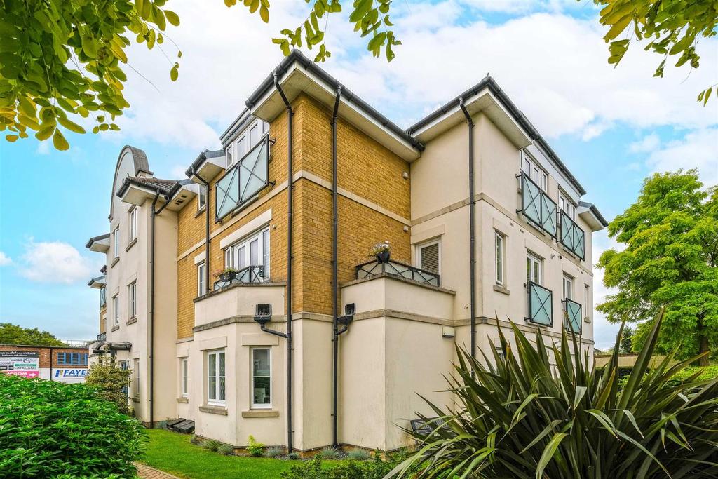 Maple Lodge, Roding Lane, Buckhurst Hill 2 bed flat £1,495 pcm (£345 pw)