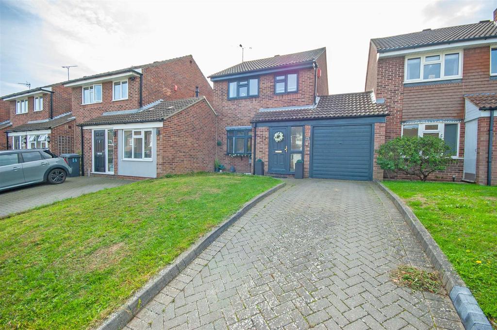 Boleyn Way, Boreham, Chelmsford 3 bed link detached house £390,000