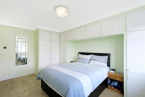 8 Hale Close, London, E4 6SA
