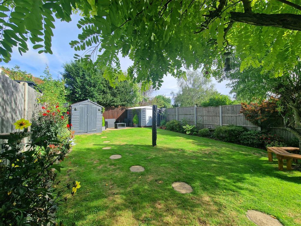 Harford Drive, Watford 4 bed semidetached house £1,000,000