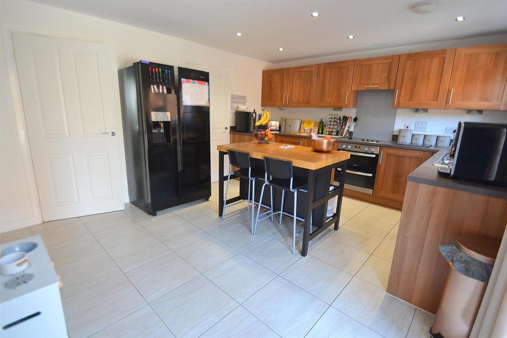 Hedley Way, Hailsham 4 bed detached house £485,000