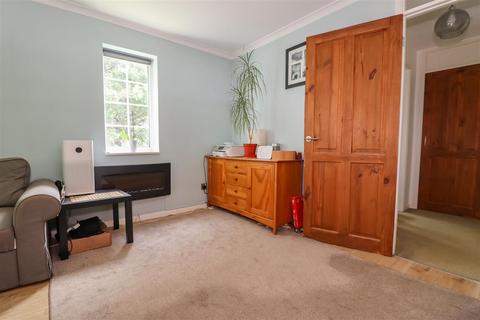 14 Wickhurst Gardens, Broadbridge Heath, Horsham, RH12 3LE