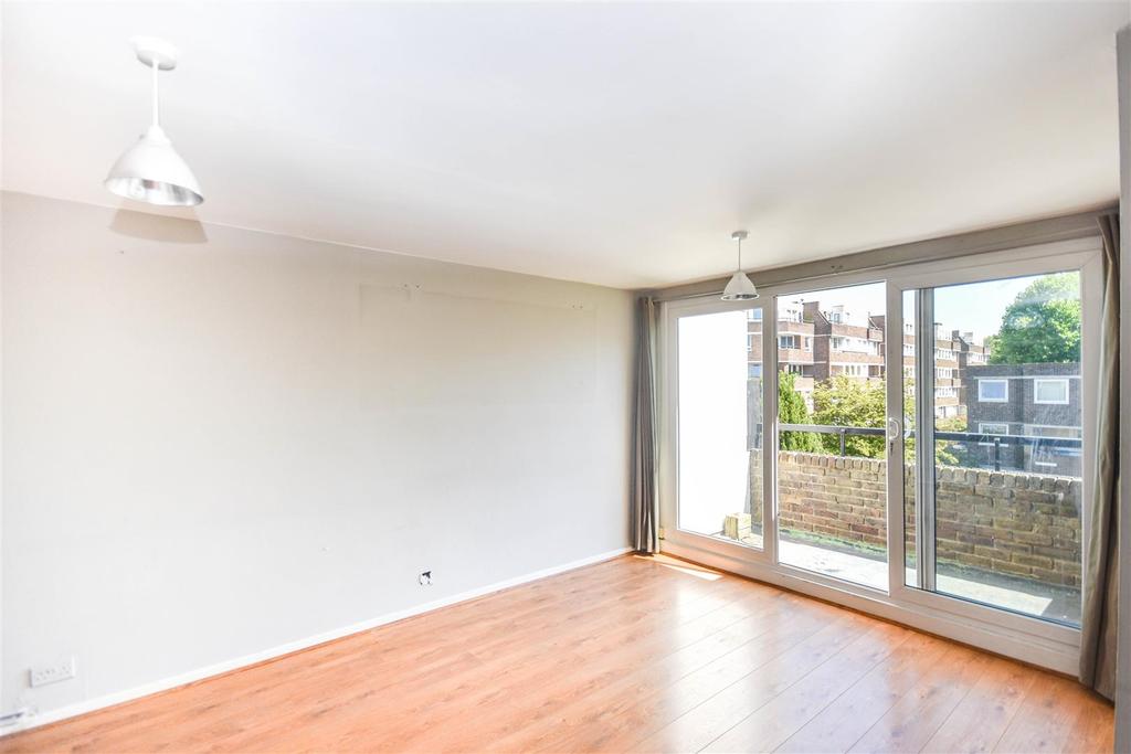 augustus-close-brentford-3-bed-flat-1-900-pcm-438-pw