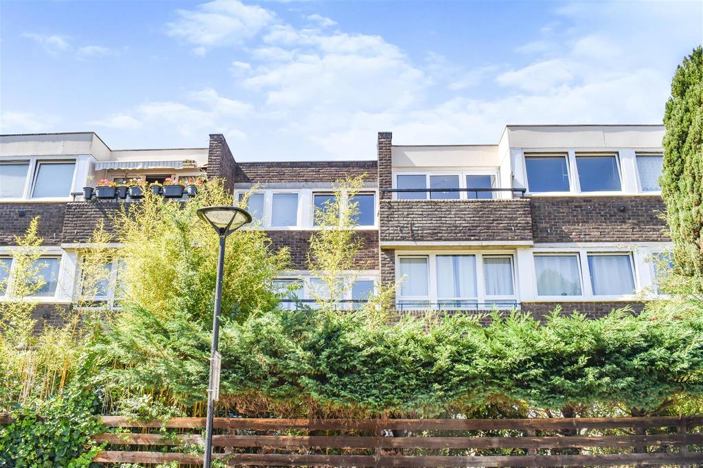 augustus-close-brentford-3-bed-flat-1-900-pcm-438-pw