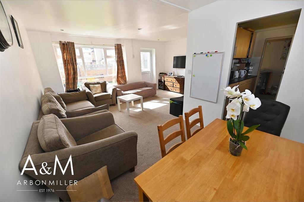 Limes Avenue, Chigwell 3 bed semidetached bungalow £425,000