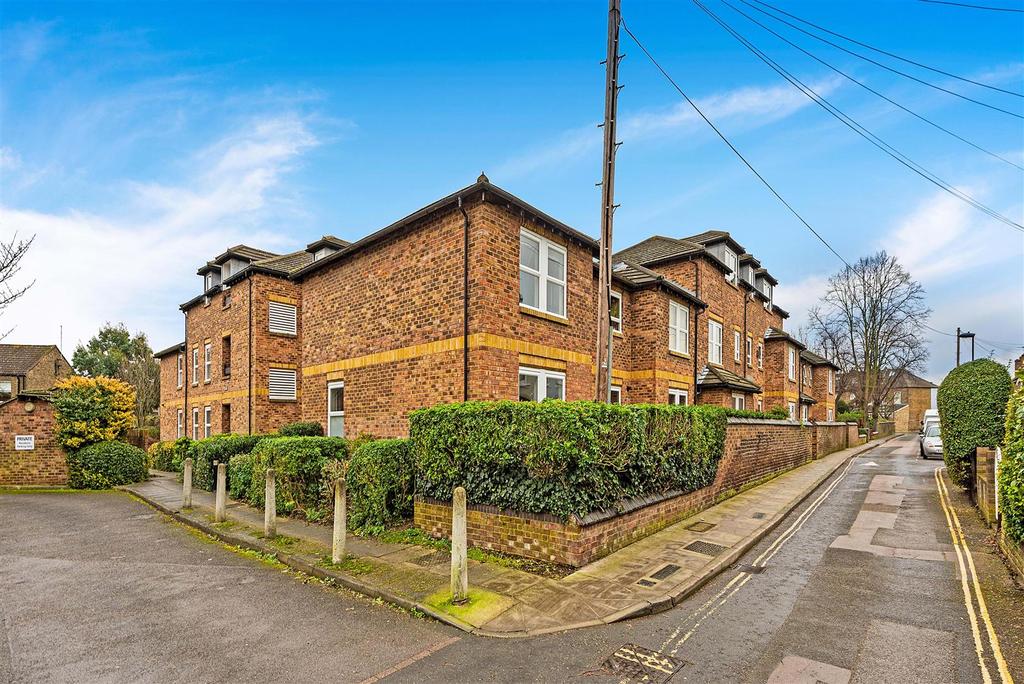 Mullins Path, Mortlake, SW14 1 bed flat £1,500 pcm (£346 pw)