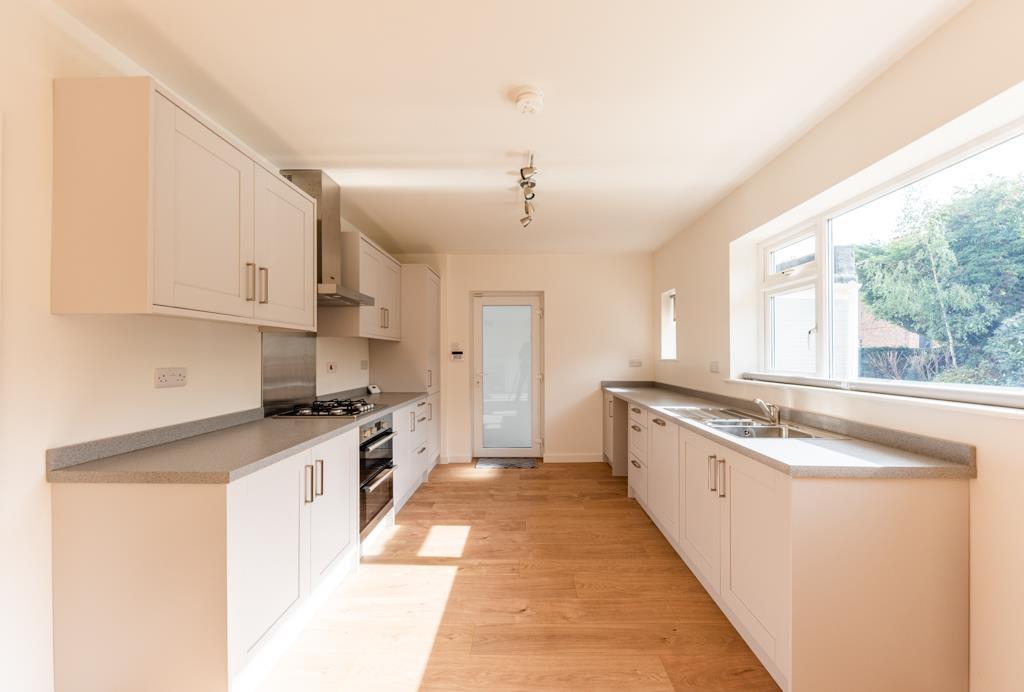 Broadmead, Burton Joyce, 2 bed semidetached bungalow £1,150 pcm (£
