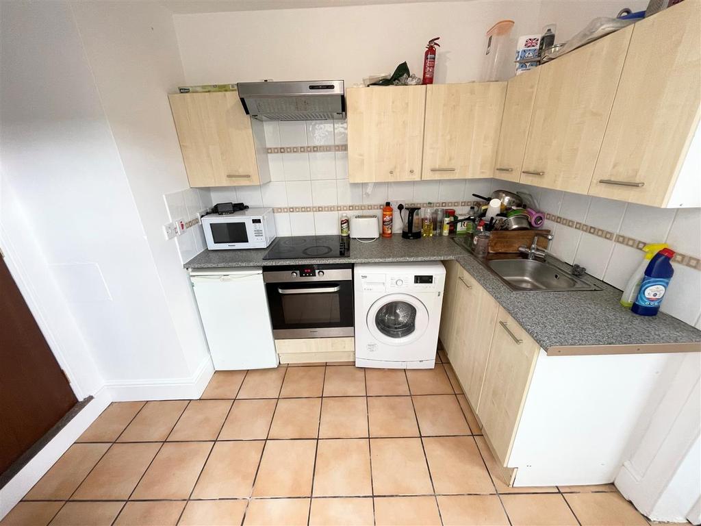 Knowles Road, Gloucester 5 bed terraced house £250,000