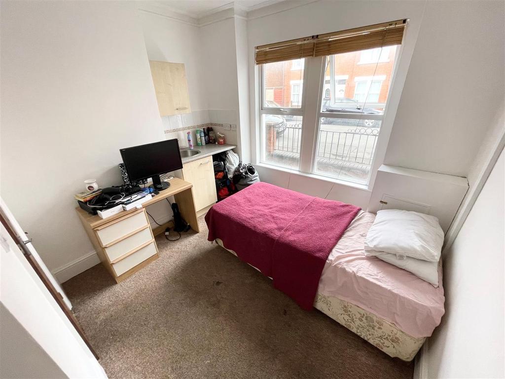 Knowles Road, Gloucester 5 bed terraced house £250,000