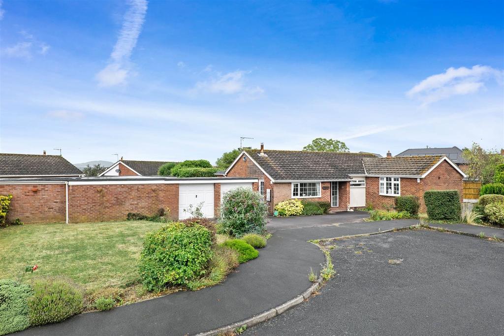 Peachley Gardens, Lower Broadheath, Worcester 3 bed detached bungalow