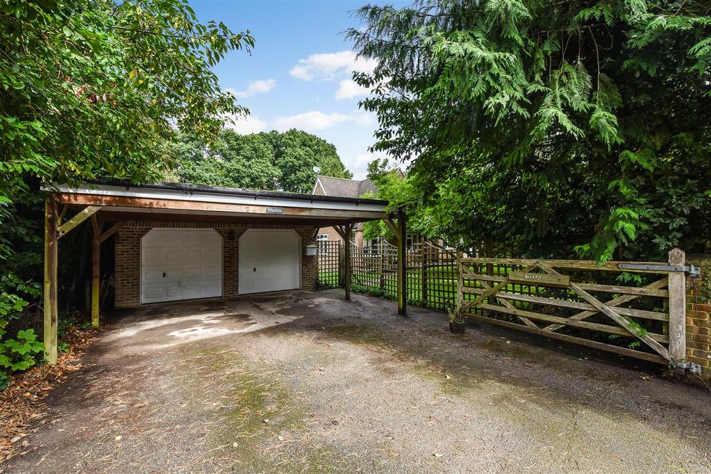 Garage/Carport