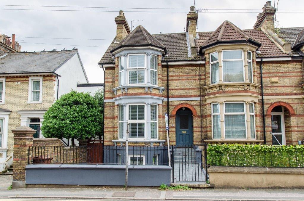 Old Road East, Gravesend 3 bed end of terrace house £1,800 pcm (£415 pw)
