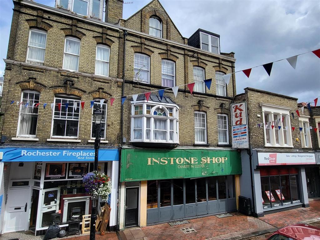 High Street, Rochester 1 bed flat £800 pcm (£185 pw)
