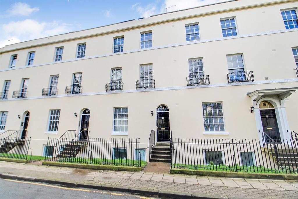 Brunswick Square, Gloucester 3 bed flat £925 pcm (£213 pw)