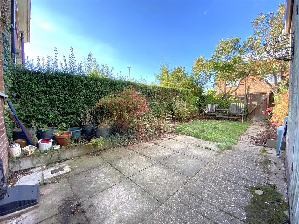 Windsor Close, Collingham, Newark 3 bed terraced house £185,000