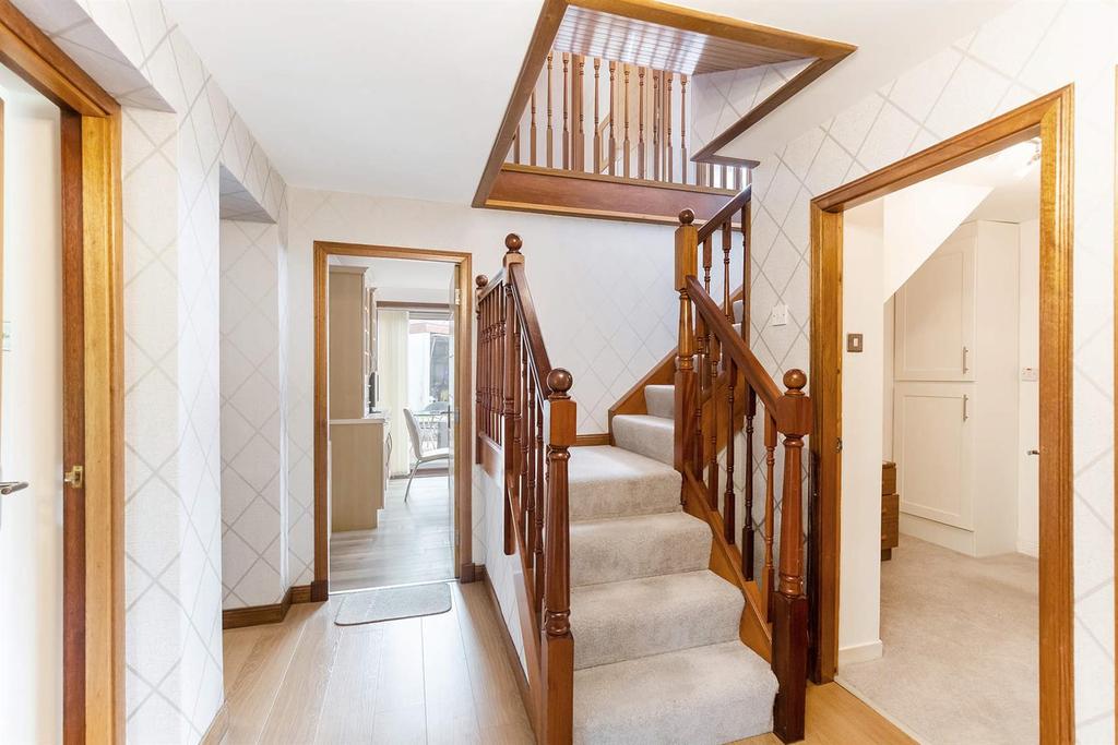 Whiteshaw Drive, Carluke 4 bed detached house £213,995