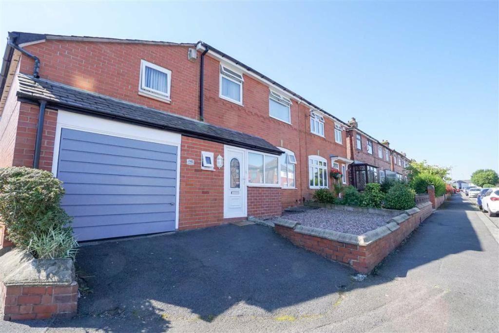 Longfield Road Bolton Greater Manchester Bl3 3sn 5 Bed Semi Detached