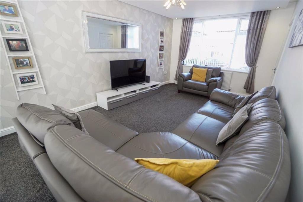 Longfield Road, Bolton, Greater Manchester, BL3 3SN 5 bed semidetached house £240,000