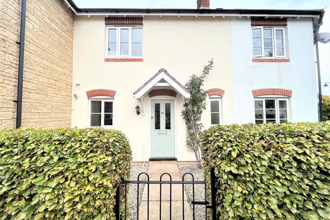 2 bedroom terraced house to rent, Weatherbury Road, Gillingham - Popular Location