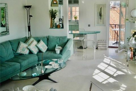 Flat F, Baltic Court Thameside, Henley-on-thames, RG9 1BQ