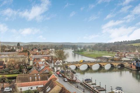 Flat F, Baltic Court Thameside, Henley-on-thames, RG9 1BQ