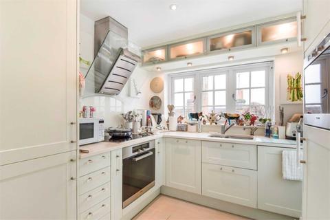 Flat F, Baltic Court Thameside, Henley-on-thames, RG9 1BQ