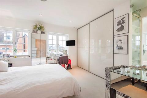 Flat F, Baltic Court Thameside, Henley-on-thames, RG9 1BQ