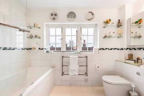 Flat F, Baltic Court Thameside, Henley-on-thames, RG9 1BQ