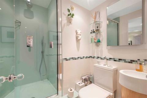 Flat F, Baltic Court Thameside, Henley-on-thames, RG9 1BQ