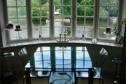 Flat F, Baltic Court Thameside, Henley-on-thames, RG9 1BQ