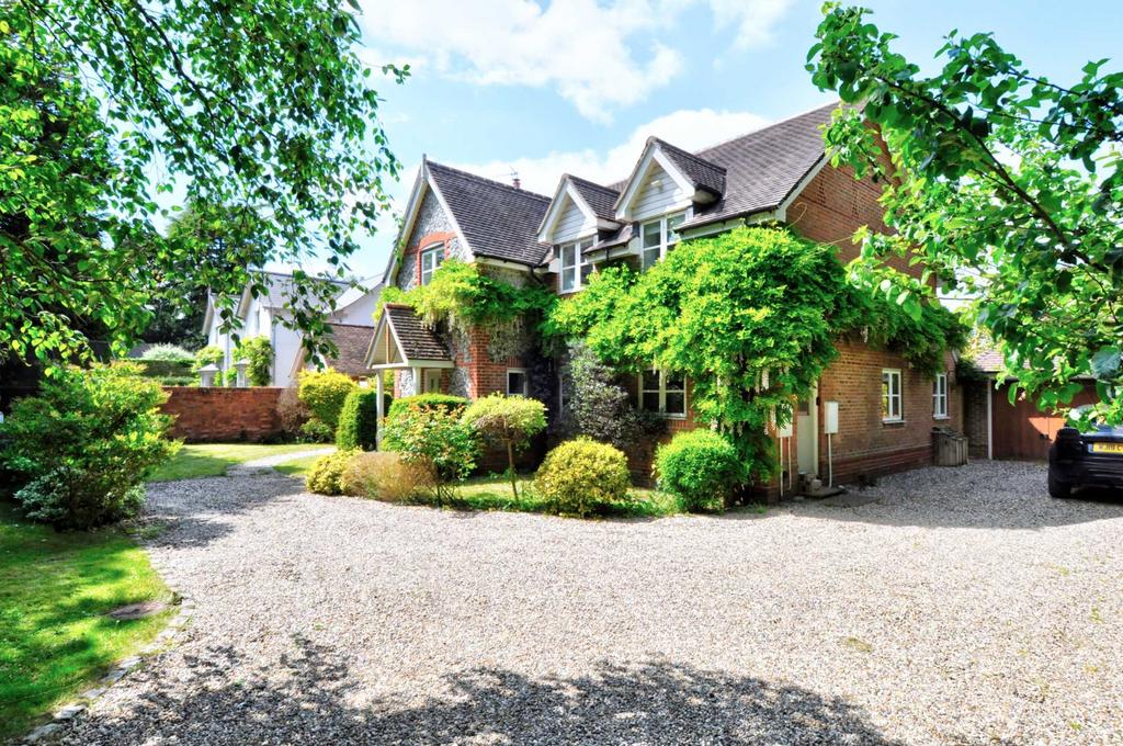 New Road, Lower Shiplake 5 bed detached house for sale £1,700,000
