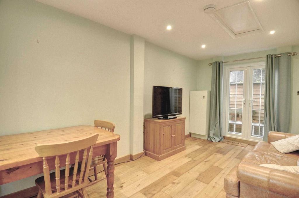 Makins Road, HenleyOnThames Studio £1,150 pcm (£265 pw)