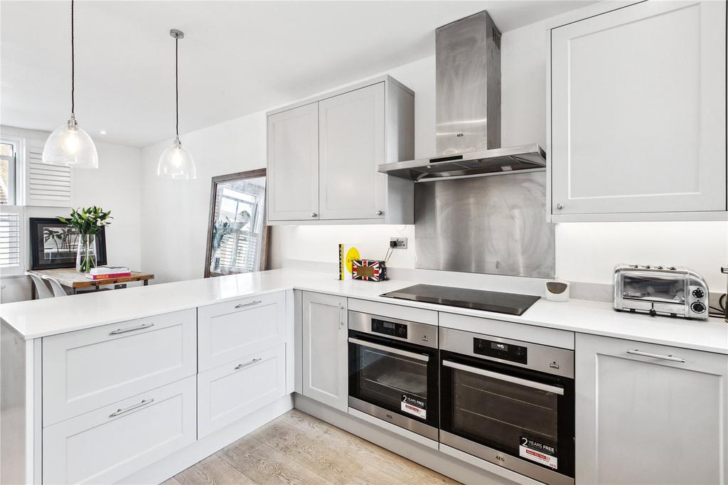 White Hart Lane, Barnes, London, SW13 3 bed apartment for sale £875,000