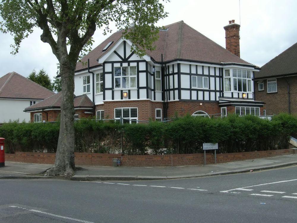 Eversfield Gardens, Mill Hill... 2 bed apartment £1,600 pcm (£369 pw)