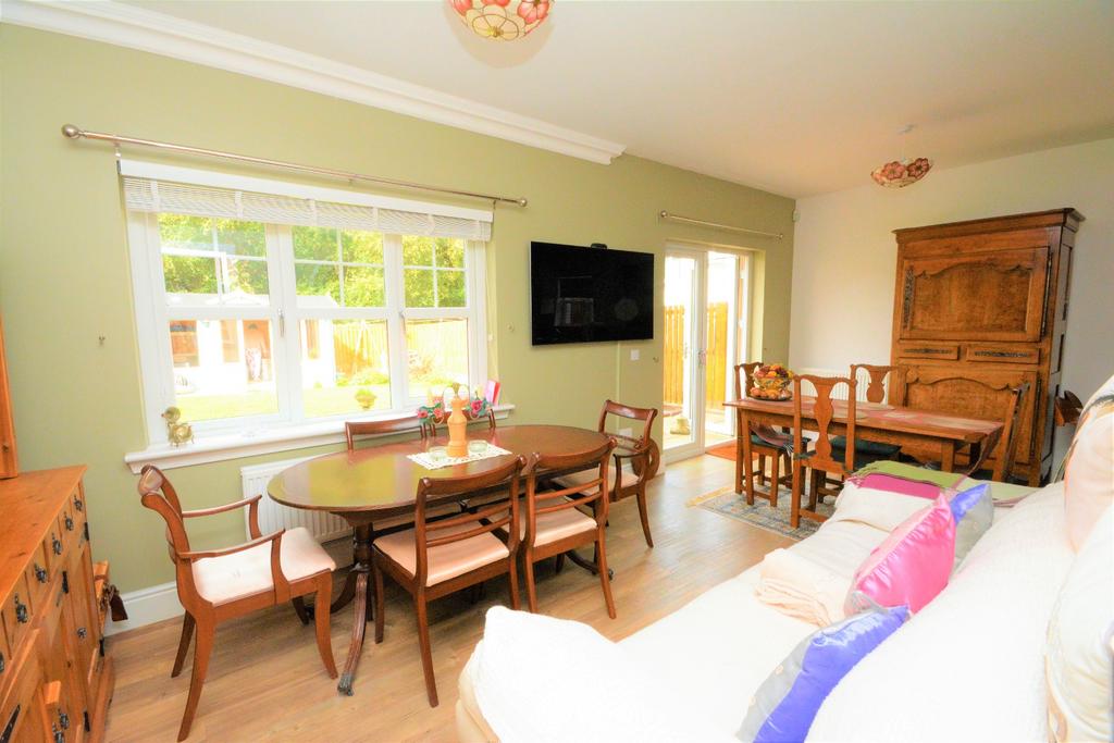 Bramble Avenue, Larbert, Stirlingshire, FK5 4ZL 5 bed detached house