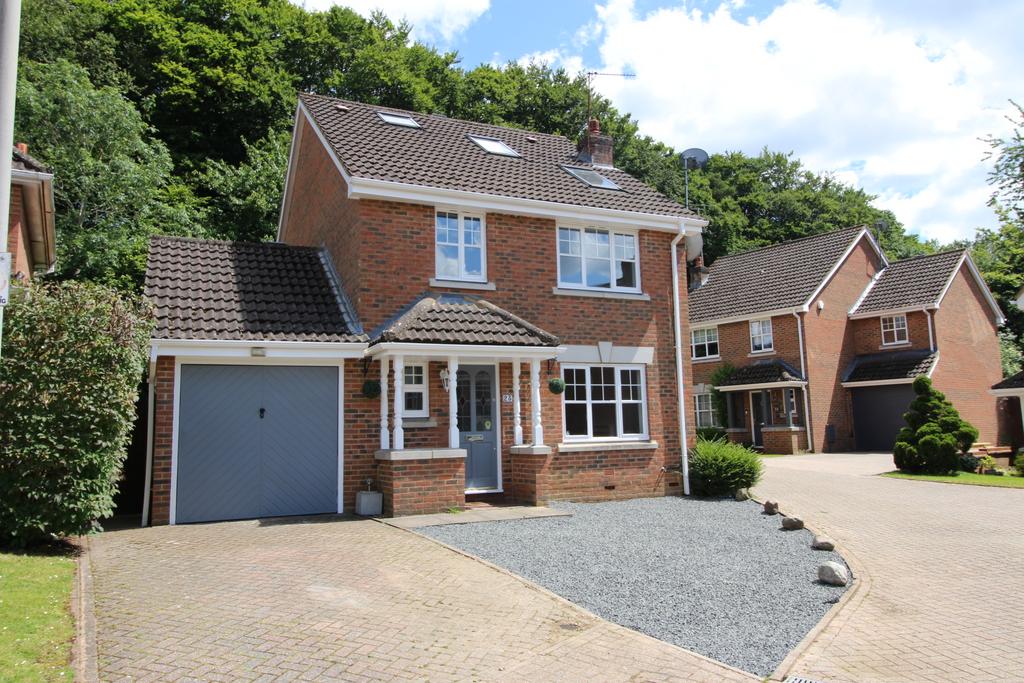 Badger Way, Hazlemere, HP15 4 bed detached house to rent £2,595 pcm
