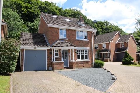 4 bedroom detached house to rent, Badger Way, Hazlemere, HP15