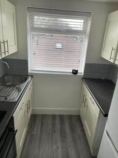 2 bedroom maisonette to rent, Meadow Way, Reigate RH2