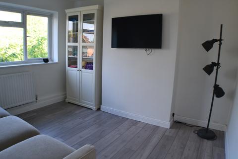 2 bedroom maisonette to rent, Meadow Way, Reigate RH2