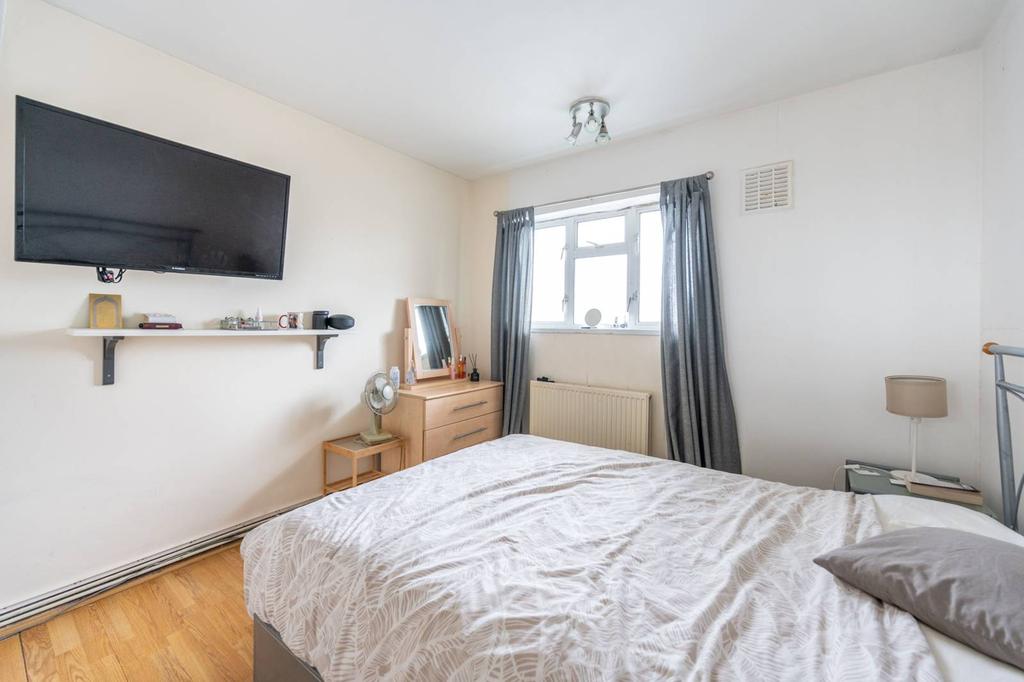 Church Lane, Kingsbury, London, NW9 2 bed flat for sale £325,000