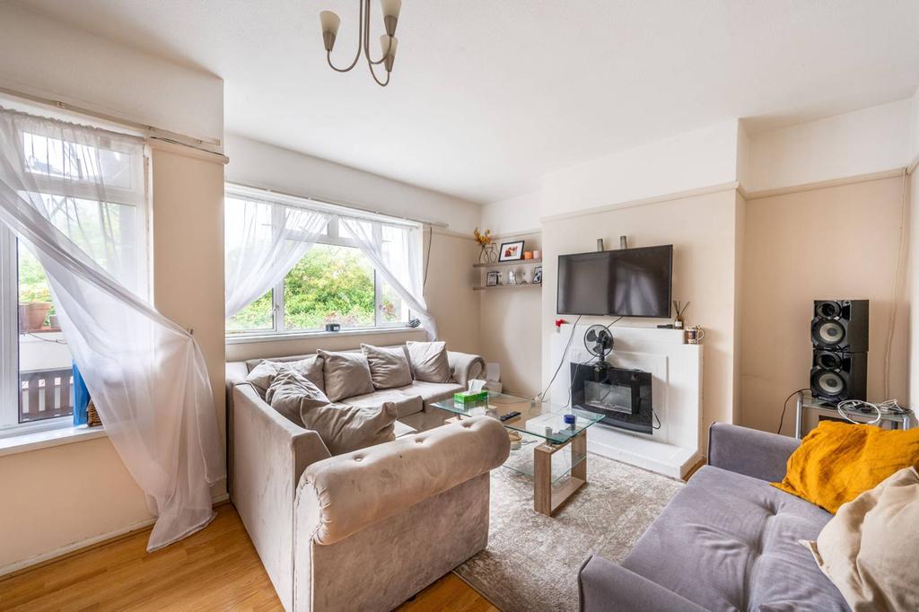 Church Lane, Kingsbury, London, NW9 2 bed flat £325,000