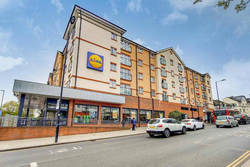 Ruislip Road East, Greenford UB6 1 bed flat £1,250 pcm (£288 pw)