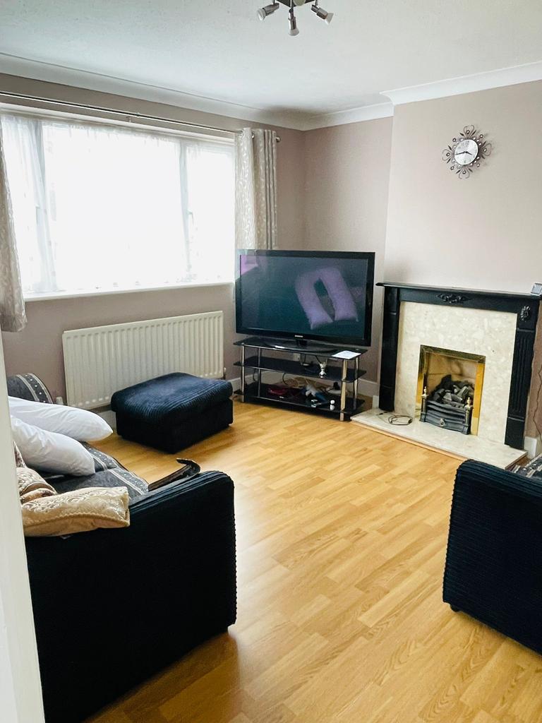 Cranbourne Road, Northwood HA6 4 bed semidetached house £2,150 pcm