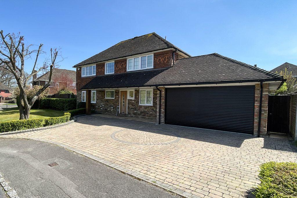 Puttenham Road, Chineham, Basingstoke RG24 8RA 4 bed detached house £
