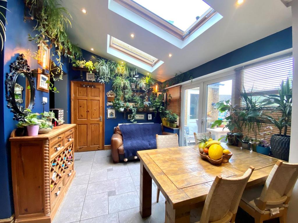 King Street, Earls Barton... 5 bed detached house £400,000